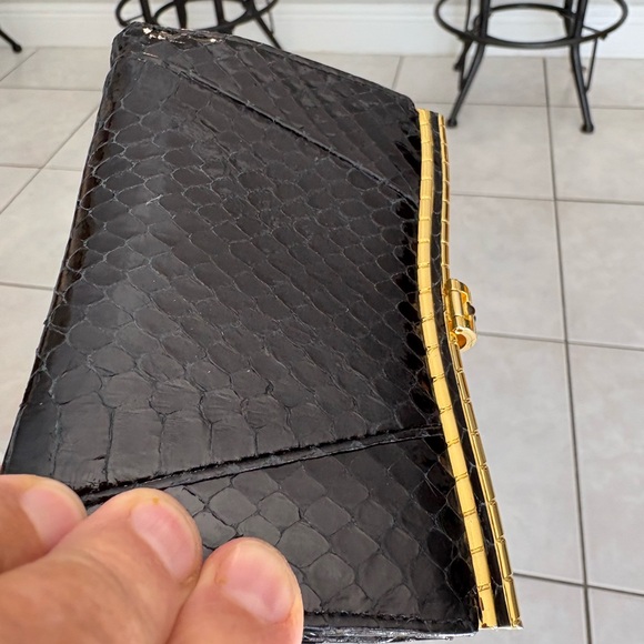 Judith Leiber snakeskin Black and Gold Leather wallet - Picture 6 of 10